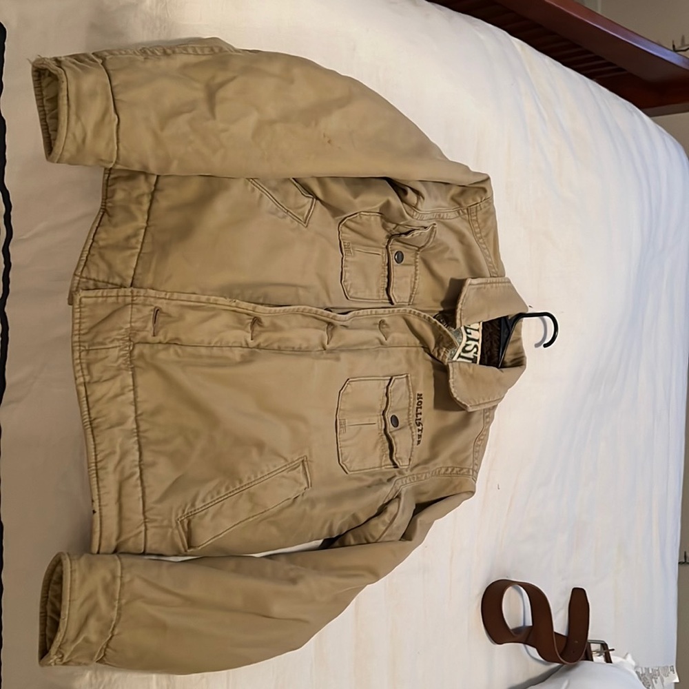 Only worn a few times. Medium-large winter hollister coat. Great condition.